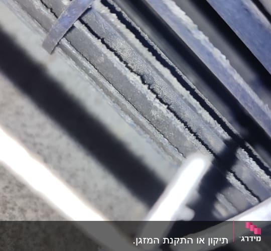 תקריב של חלקי מתכת במערכת מיזוג אוויר